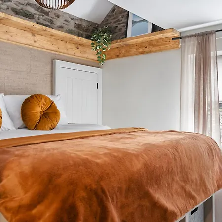Ferry View And - Parking & X2 Hottubs Holiday home *